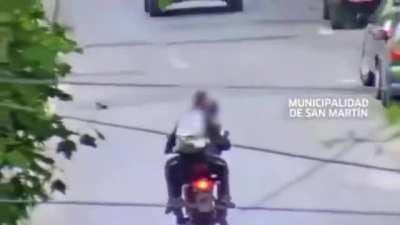 three robbers snatch and run and get chased