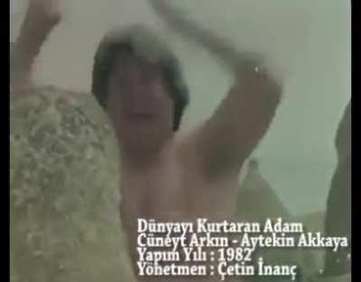 Cüneyt Arkın kayalarla antrenman yaparken yanlışlıkla peri bacaları oluşuyor