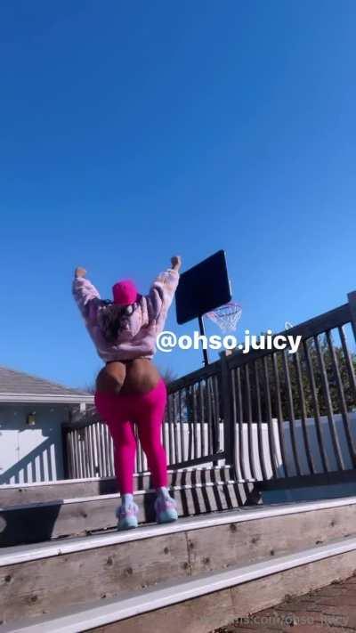 In her backyard shaking ass