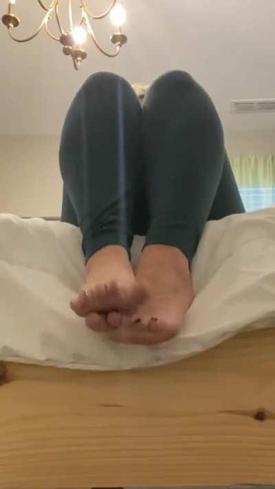 Who wants suck on my feet?