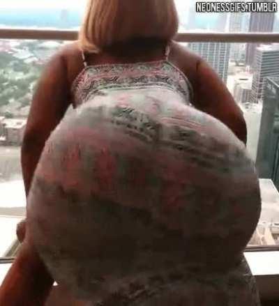 caramel kitten shakin ass