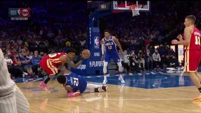 [Highlight] Embiid goes for the loose ball and dives in to Collins leg