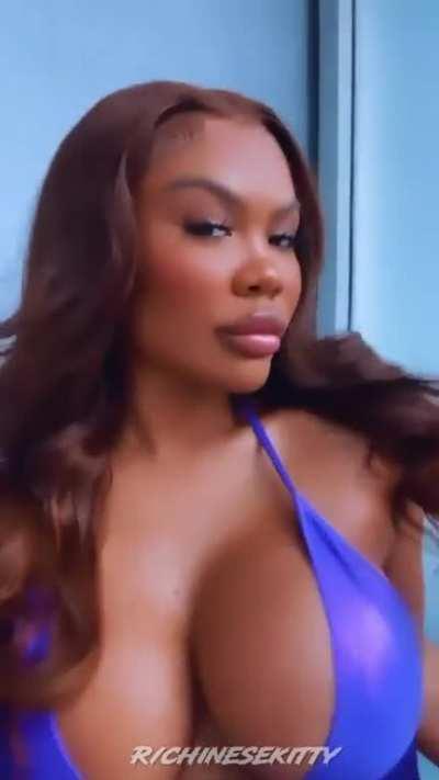 Dem titties tho 😌