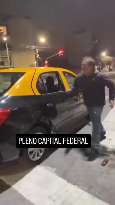 Confuso episodio donde dos chicas armadas con palos se negaron a pagar un viaje y rompieron los cristales del vehículo