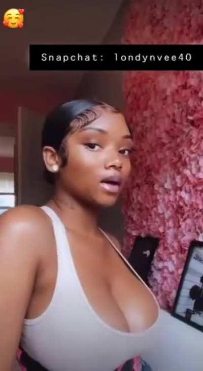 Guess my tits size🙈☺️ Snapchat: londynvee40