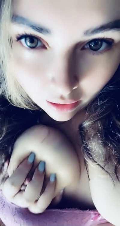 Come and rub your dick between them 😏🍆