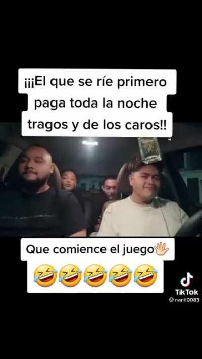 aguantandome la risa como si fuera parte del juego jajaja