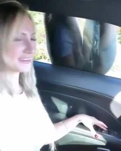 В окно прям рвется!