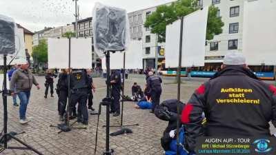 Video of a knife attack in Mannheim, Germany