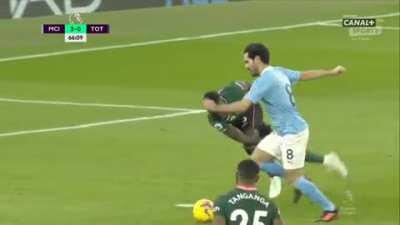 Davinson Sanchez headbutts the turf (Great effort)