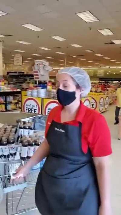 These two Karens at a supermarket in Florida accuse a black man of stealing crab legs