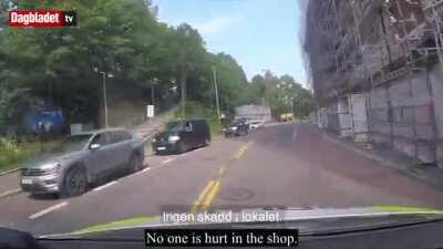 Only because I hate scooter criminals, here are Oslo police chasing them down through a park.