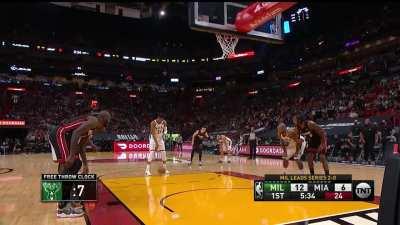 [Highlight] TNT broadcast put a free throw clock on Giannis