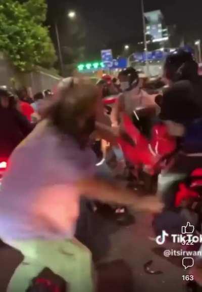 2 Men Seen Fighting At Woodlands Checkpoint, They Hit Each Other With Helmets