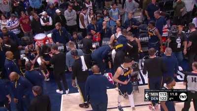 [Highlight] Coach Finch is livid as the refs fail to acknowledge his timeout request.