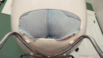 Love peeing through the hole in this chair