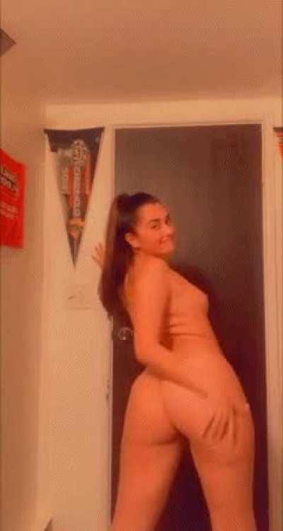 Latin gal shaking her ass