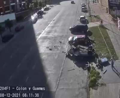 [MAR DEL PLATA] Fuertísimo choque en Colón y Güemes