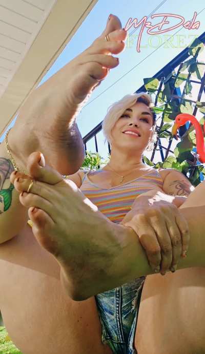 Look at you 😵🥵 Panting, pathetic, and desperate to ruin yourself for a taste of My pretty painted toes 