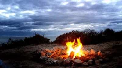 Selamlar olsun sana! Yolculuk nereye yabancı? Çöp postlar diyarında bu saatte ne ararsın? Önünde pek fazla mağara post var gibi görünüyor. Onlarla baş edebilmek için enerji toplamalısın. Burada biraz dinlen ve ateşin tadını çıkar. Sonra yolculuğuna devam 