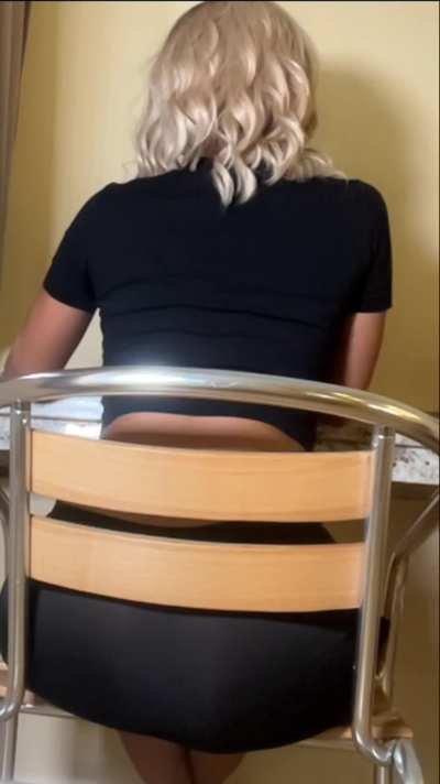 Your sexy secretary working and giving you all my farts for you while you watch me! 😈😈😈