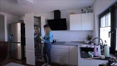 Julias geiler Fickarsch in enger Jeans [hot slow motion] 😍💦👅