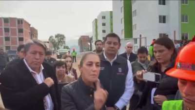 La narca regañando a la gente por protestarle como si ella fuera la patrona, cínica hdlch