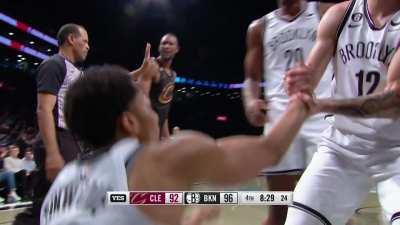 [Highlight] Day'Ron Sharpe pins Mobleys layup against the backboard, Dinwiddie gets fouled trying to poster Mobley on the other end