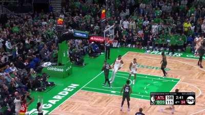 [Highlight] Trae Young with a clutch 3-pointer to tie the game!