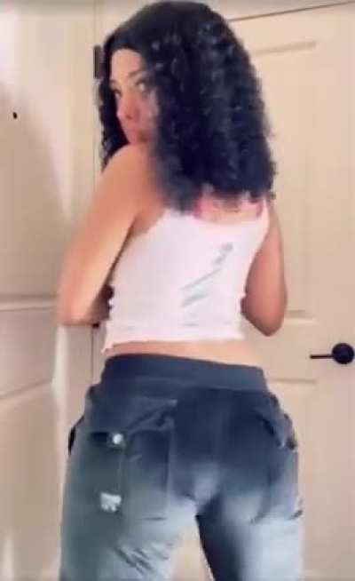 Her shaking ass🔥🍑