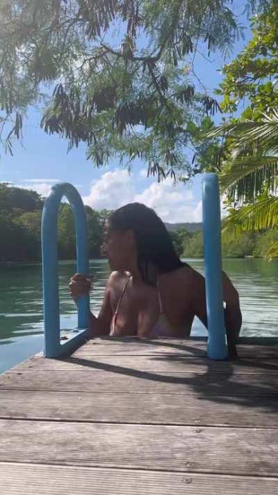 Tracee Ellis Ross: Bikini (Video)