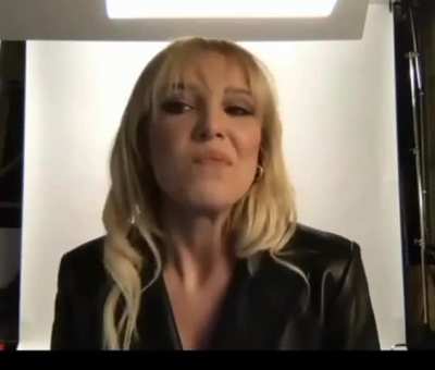 Sexy blonde 😋😋