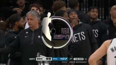 [Highlight] Ben Simmons hits the and-1 lay up coast to coast to beat the 3rd quarter buzzer