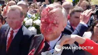 俄罗斯驻波兰大使，今天给苏联二战期间亡魂献花时被泼红漆。