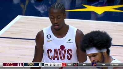 [Highlight] Jamal Murray accidentally punches Darius Garland after a cross-court pass.