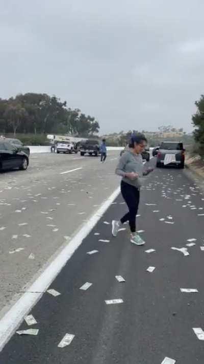 Московские дворники получают зарплату после трудного рабочего дня.