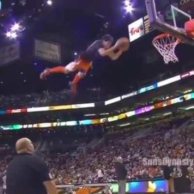 Este men mete las bola y después la cabeza