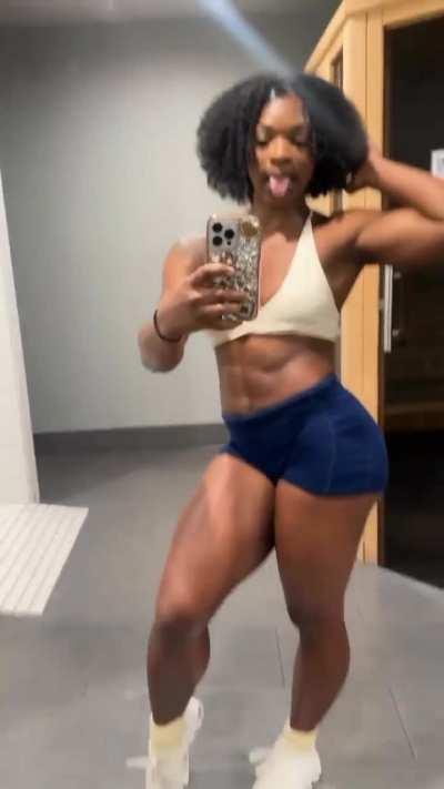 Natural hair baddie! Natural body baddie!