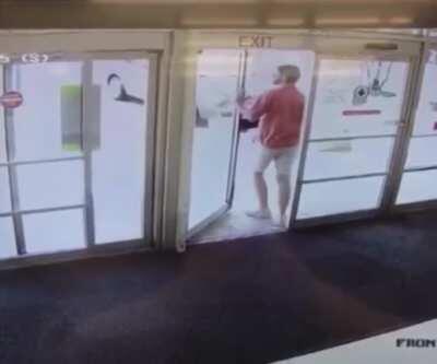 Não culpem ele!! que tipo de monstro projetou isso ? (Reddit Ready)