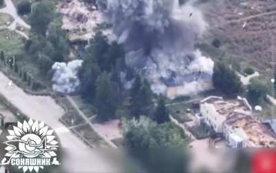 Drone footage of a Ukrainian MiG-29 fighter jet attacking a house occupied by Russian forces using French AASM Hammer guided bombs.