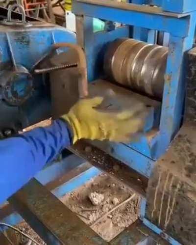 Rebar straightening machine