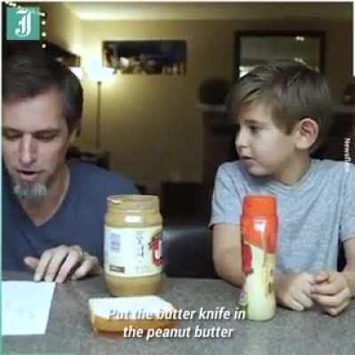 Папа делает бутерброды, чётко следую инструкциям детей)