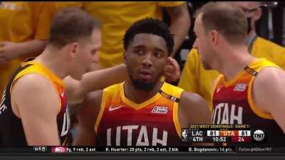 [Highlight] Mitchel with a little dance after getting the and 1