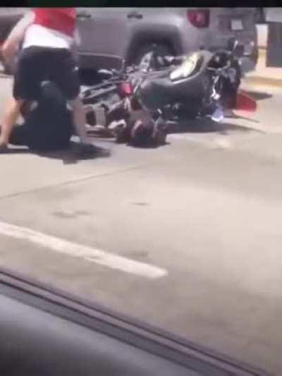 Policeman choose the wrong biker to attack