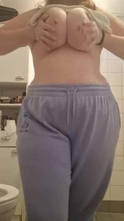 I just need some cuddles.. Please 😁