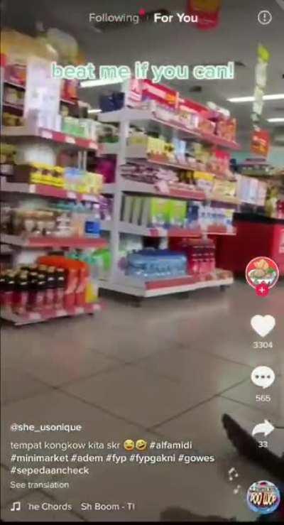 Minggir anying! Mau ngambil cimory