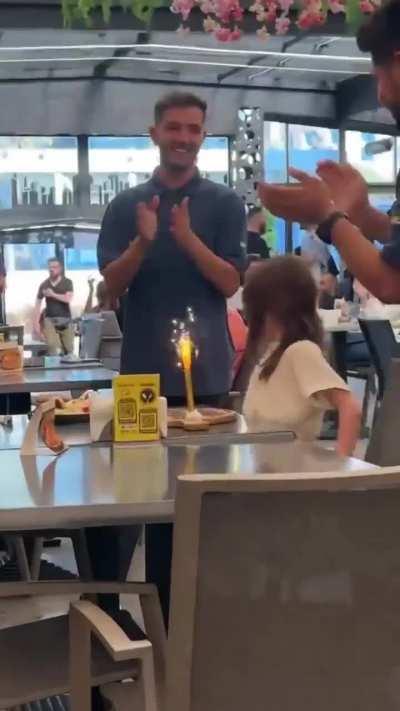 A man surprises his daughter by celebrating her birthday❤️