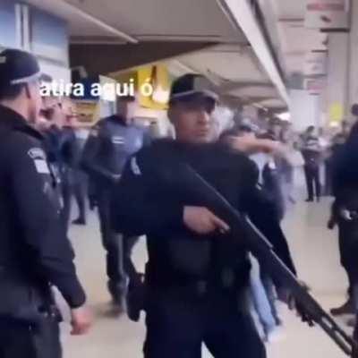 A MUIE TEM A VOZ IGUAL A DA POPPS KKKKKK