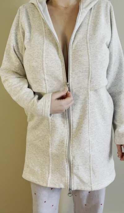 Does this jacket do a good job of hiding my natural titties?