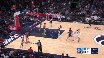 [Highlight] Embiid self-nutmegs on the handoff to Maxey